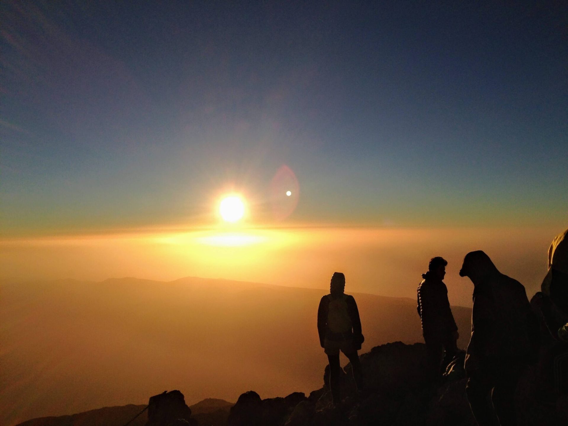 Amanecer en el pico del Teide, Sombra del Teide y luna llena, foto de Victor Camejo. Gregorios trekking.