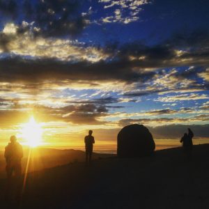 El Teide, el gran volcán del Atlántico. Gregorios Trekking, Caminando al atardecer en el Teide Gregoriostrekking