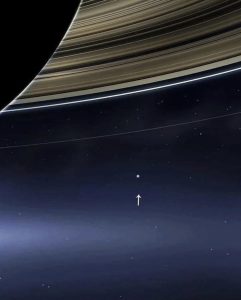 Las líneas de Cassini en los discos de Saturno, y allí ese punto pequeño La Tierra, los ojos de Cassini y el Teide.